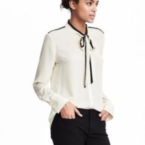 Banana Republic black and white tie front blouse